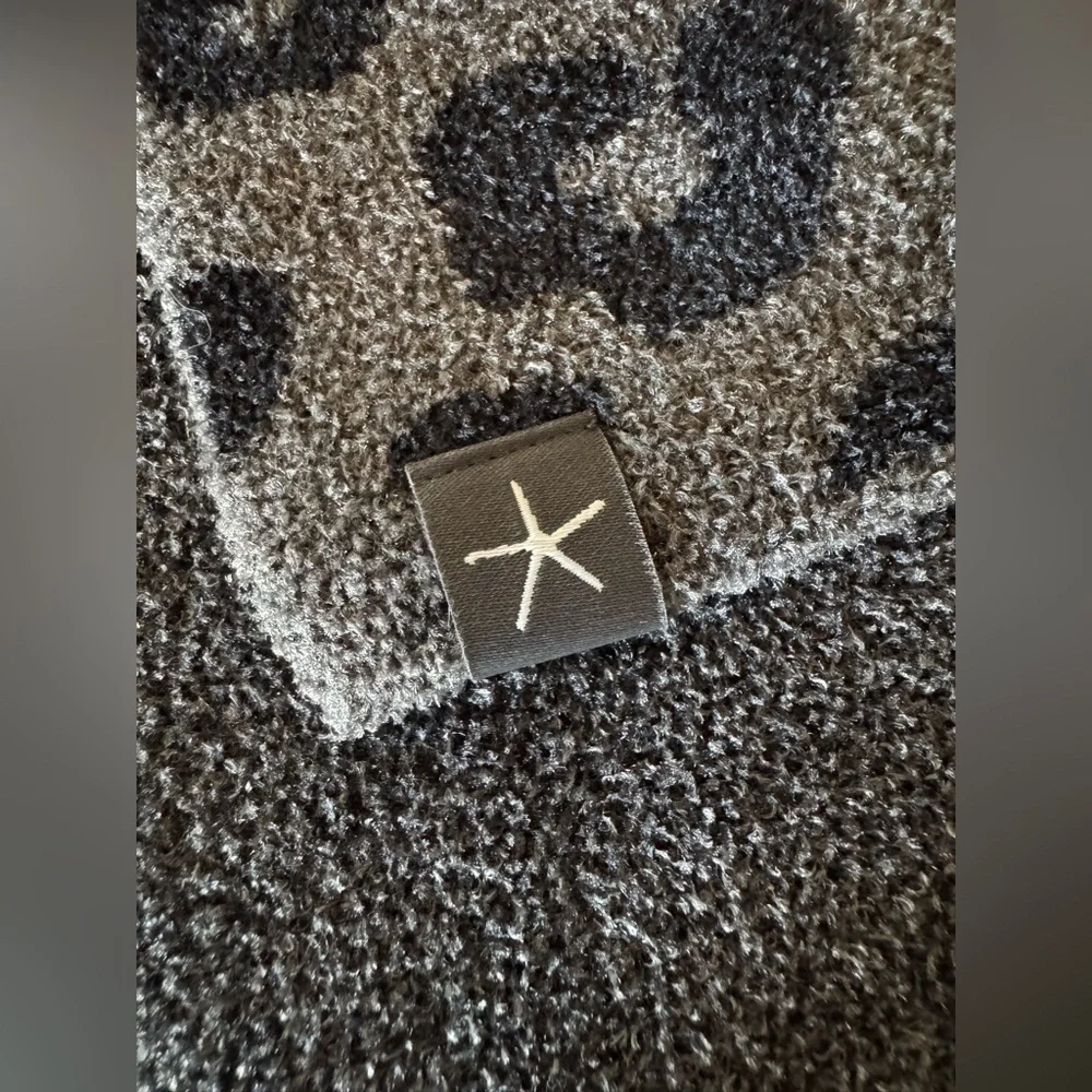 New Barefoot Dreams Cozy Chic Ultra Lite Gray Leopard Print Blanket Wrap L-XL - Picture 8 of 9